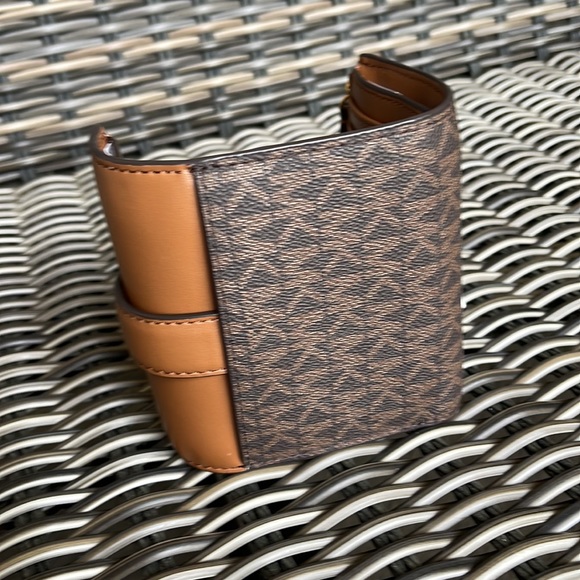 MICHAEL KORS CARMEN MEDIUM LOGO AND FAUX LEATHER WALLET BROWN - Picture 11 of 16